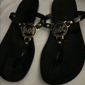 Flat sandals